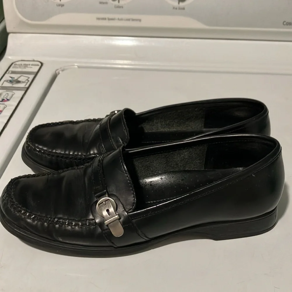 Bass Women’s black leather loafers shoes 8.5 Tracey silver hardware - Picture 5 of 10